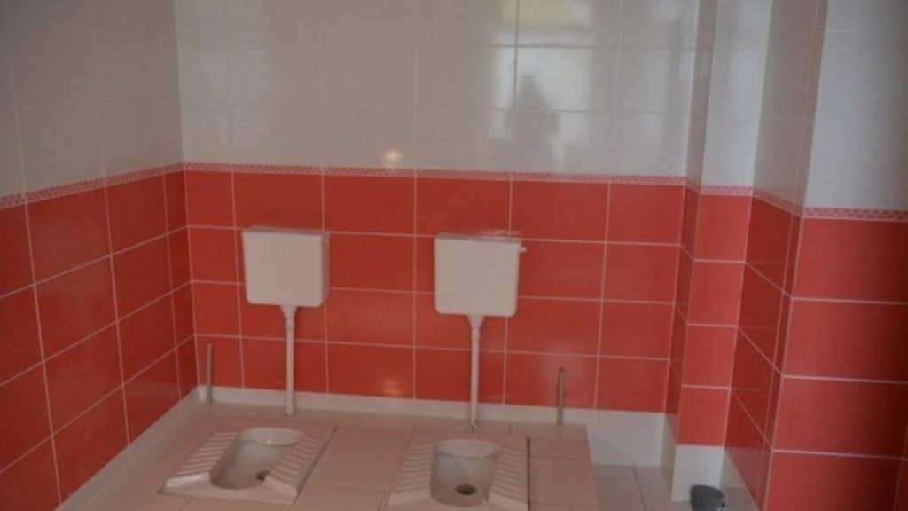 шкільний туалет