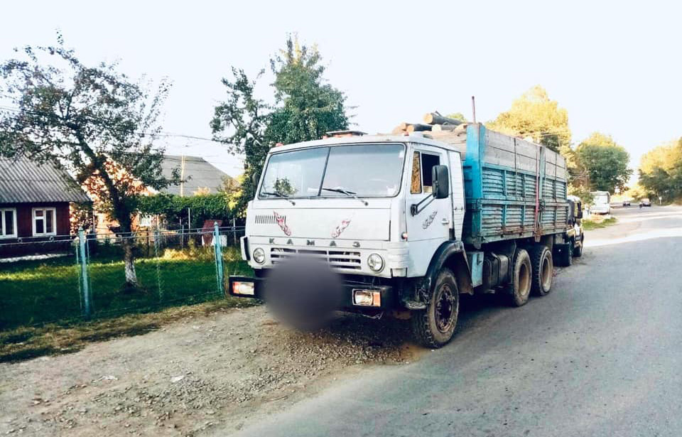 Поблизу Надвірної поліція вилучила вантажівку у водія, який перевозив деревину без документів