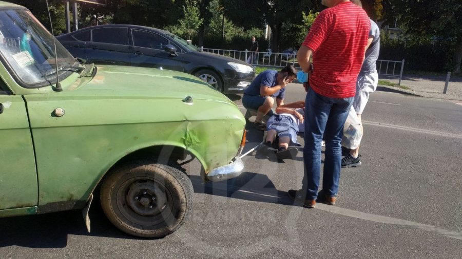 У Франківську біля магазину “Сільпо” водій “Москвича” збив пішохода