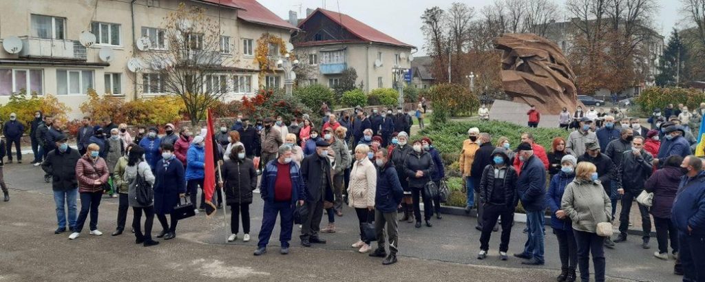 Це підстава: на Прикарпатті люди стали на захист голови ОТГ, якого після виборів спіймали на хабарі