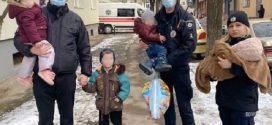 На Прикарпатті поліція розшукує жінку, яка залишила без нагляду 4 маленьких дітей (ФОТО)