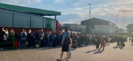 На кордоні – кілометрові черги: українці масово повертаються додому (ФОТО)