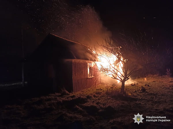 підпал будинку, горить будинок