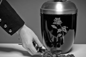 Перевезення урни з прахом через кордон: Чи можна везти в ручній поклажі