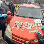 гроші на капоті