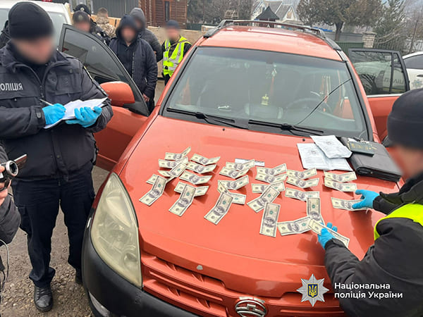 гроші на капоті