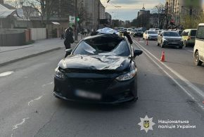 Тіло опинилося на даху авто: в аварії у Франківську загинув пішохід
