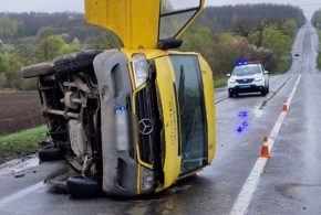 На Івано-Франківщині перекинувся мікроавтобус. Водій втік