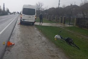 На Івано-Франківщині водій мікроавтобуса збив велосипедиста