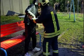 У Коломиї рятувальники витягнули чоловіка з озера