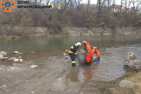 У Верховині рятувальники вилучили тіло чоловіка з річки