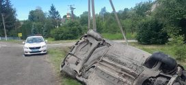 На Прикарпатті автомобіль перекинувся у кювет