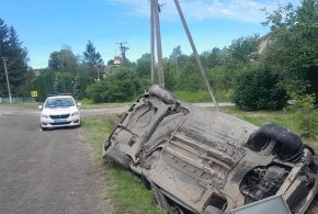 На Прикарпатті автомобіль перекинувся у кювет