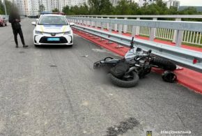 В Івано-Франківську мотоцикліст збив 7-річну дівчинку, яка їхала на самокаті