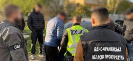 На Прикарпатті посадовець ЦНАПу попався на хабарі