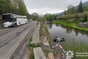 У Карпатах легковик після зіткнення з автобусом впав у річку (ФОТО)