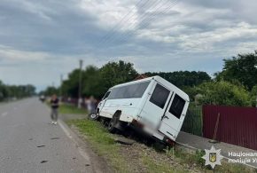На Прикарпатті в аварії за участі автобуса травмувалися 6 людей