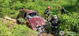 На Прикарпатті машина злетіла в обрив. Троє людей загинули