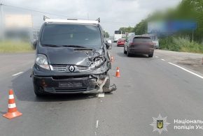 Поблизу Івано-Франківська зіткнулися два автомобілі “Рено Трафік”