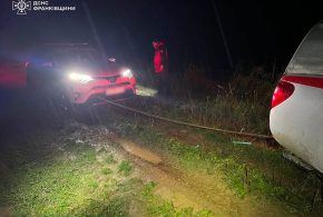 На Прикарпатті жінка з дитиною заблукали на автомобілі в гірській місцевості