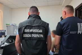 Пів мільйона на поборах з бізнесу: на Прикарпатті прокурори повідомили про підозри топпосадовцям Держпраці