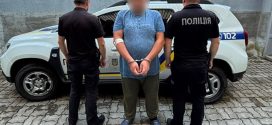 На Прикарпатті чоловік розбив пляшку об бруківку та напав на підлітка