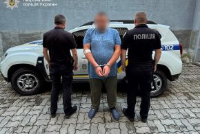 На Прикарпатті чоловік розбив пляшку об бруківку та напав на підлітка