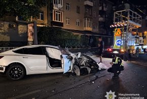 В Івано-Франківську п’яний водій Tesla скоїв ДТП