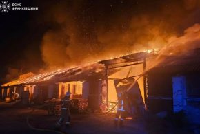 У Надвірній трапилася масштабна пожежа складу (ФОТО)