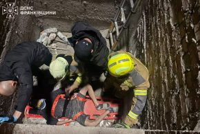 В Івано-Франківську рятувальники витягнули чоловіка з котловану
