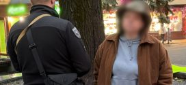 У центрі Івано-Франківська жінка підпалила державну символіку