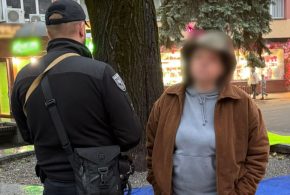 У центрі Івано-Франківська жінка підпалила державну символіку